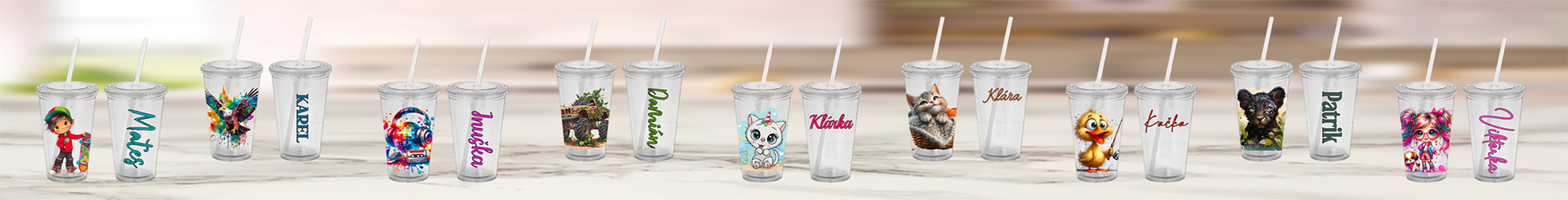 Plastový pohárek s brčkem