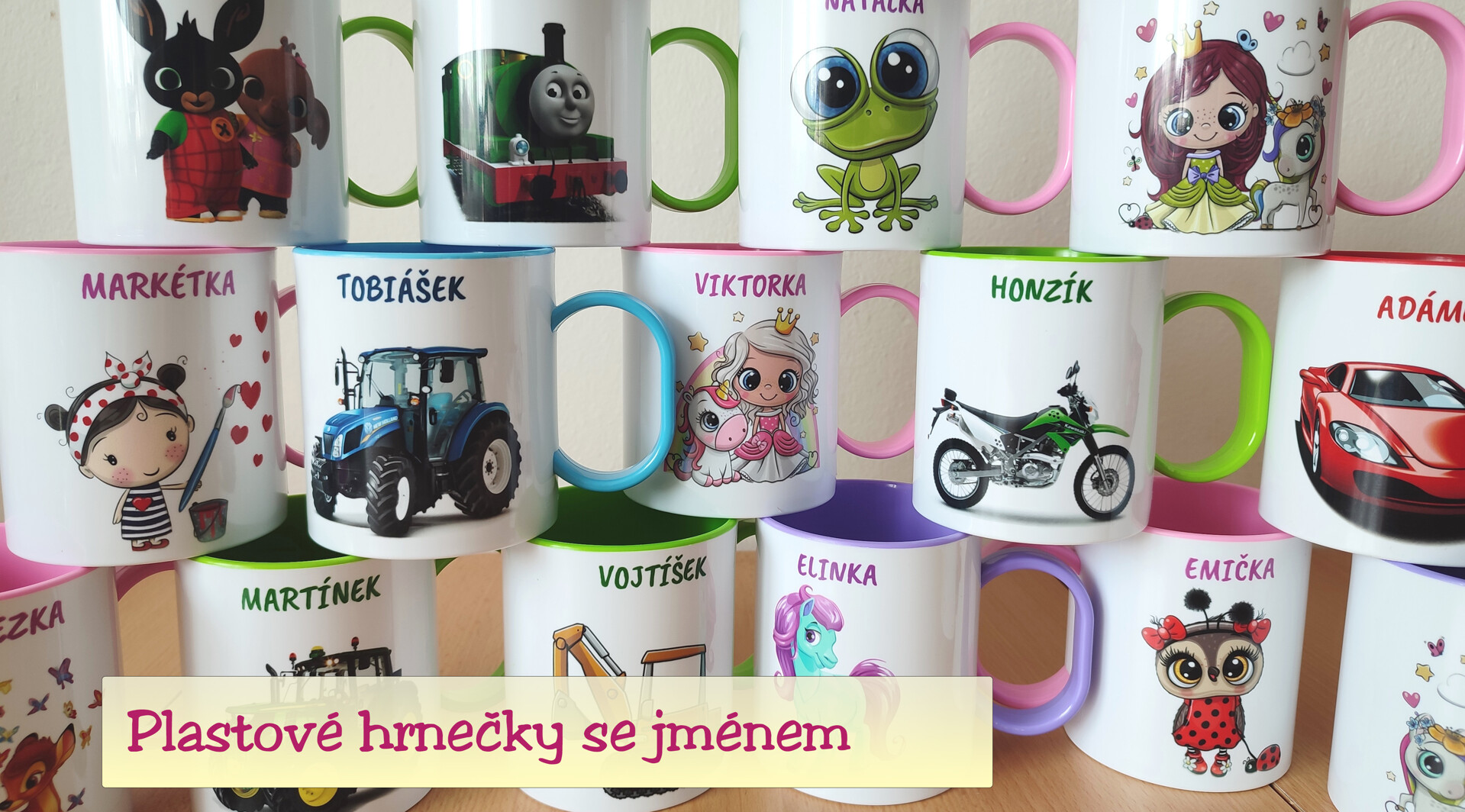 Plastové hrnky se jménem