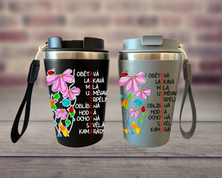 Pohárek na kávu Asistentka kytky Pohárek na kávu Asistentka kytky