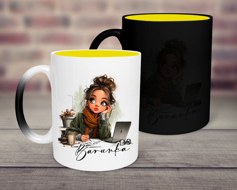 Magický hrnek Žena pracující na počítači